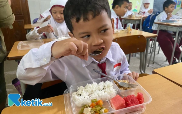 Thumbnail Siswa SD Taquma Jemursari Surabaya Antusias Menikmati Makan Bergizi Gratis
