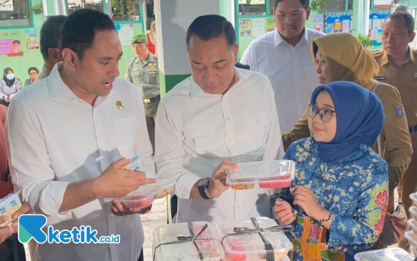 Thumbnail MBG Perdana Surabaya Gunakan Mika Plastik, Wakil Ketua DPRD Surabaya: Pasokan Pusat Belum Turun
