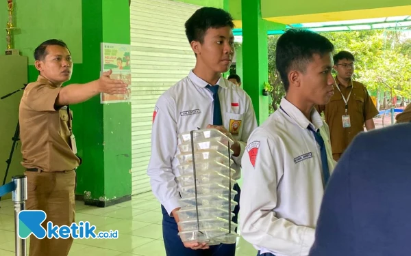 Thumbnail Program Makan Bergizi Gratis, Siswa SMPN 13 Surabaya: Jadi Hemat Uang Saku