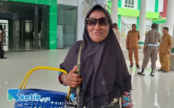 Thumbnail Berita - Bibi Darma, Pedagang Keripik Pisang dan Harapan yang Digantungkan di Pelataran Kantor Bupati Halsel