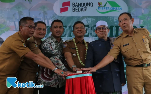 Thumbnail Serap Bangub Rp4,3 Miliar, Bupati Bandung Resmikan Alun-alun Ciwidey