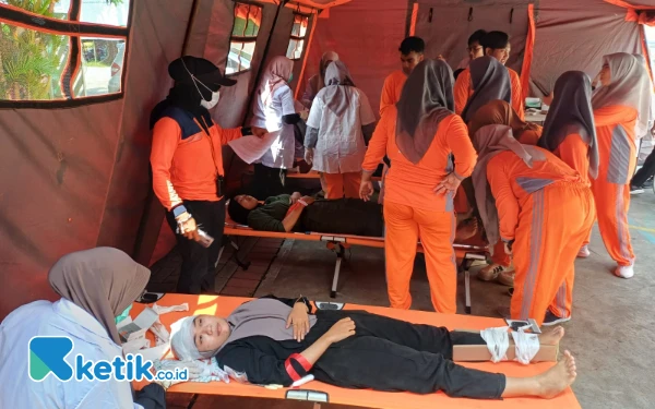 Thumbnail Simulasi Kebencanaan, Mahasiswa Keperawatan Unusa Sigap Merawat Korban Bencana