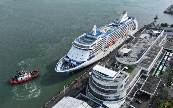 Thumbnail Pelabuhan Tanjung Perak Sambut Kapal Pesiar Seven Seas Voyager Perdana di Surabaya