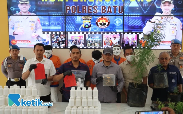 Thumbnail Polisi Bongkar Bisnis Ganja Milik Sarjana Pertanian di Kota Batu