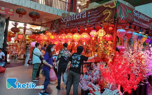Jelang Imlek, Aksesori dan Ornamen di Pasar Atom Diserbu Pembeli
