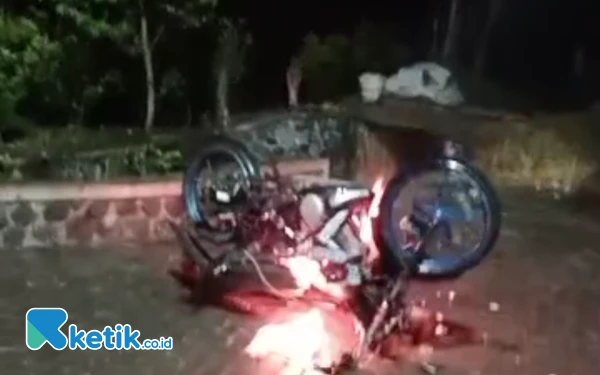 Thumbnail Apes Nasib Pencuri Jeruk di Kota Batu, Motor Hangus Dibakar Massa