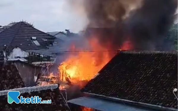 Diduga Korsleting Listrik, Satu Unit Rumah di Madiun Hangus Terbakar