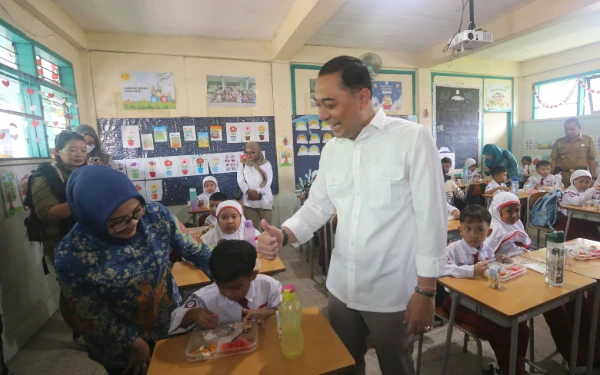Thumbnail Eri Cahyadi Pastikan Program MBG Libatkan UMKM Lokal, Ekonomi Surabaya Menggeliat