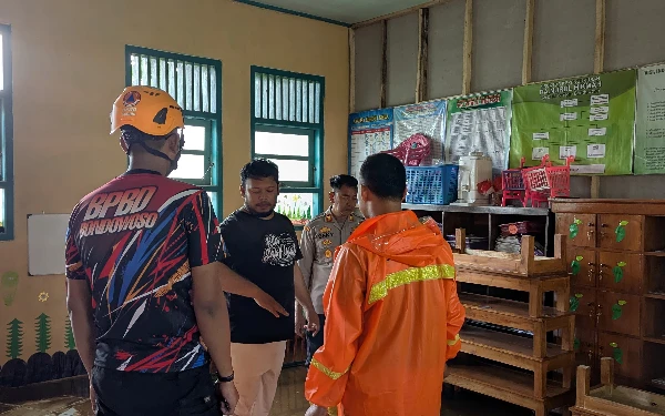 Thumbnail 4 Rumah dan 1 Sekolah Terdampak Tanah Longsor dan Air Meluap di Wringin