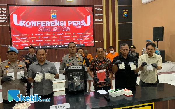 Thumbnail Polres Blitar Kota Ungkap Peredaran Narkoba, Amankan 13.571 Pil Dobel L dan Sabu
