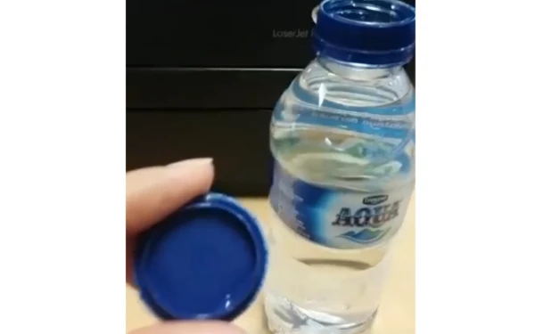 Thumbnail [CEK FAKTA] Video Tutup Botol Aqua Terbuka Disuntik Formalin