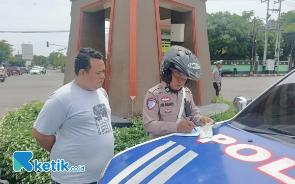 Thumbnail Satlantas Polres Madiun Kota Tindak Tegas Bus dan Truk yang Melanggar Rambu Lalin