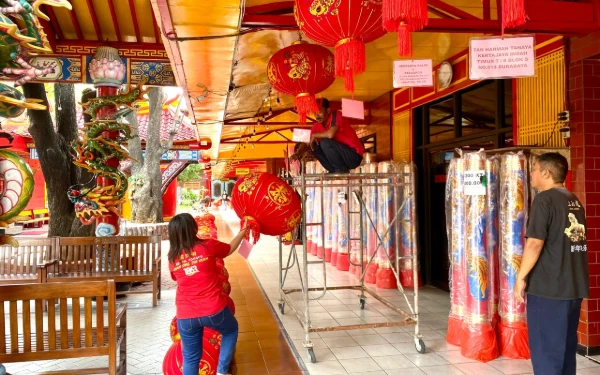 Thumbnail Meriahnya Persiapan Imlek Umat Tri Dharma di Klenteng Kwan Sing Bio Tuban