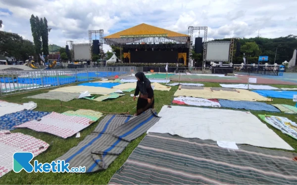 Thumbnail Panas-panasan, Jemaah Gus Iqdam Kapling Alun-alun Pacitan Sejak Siang Hari
