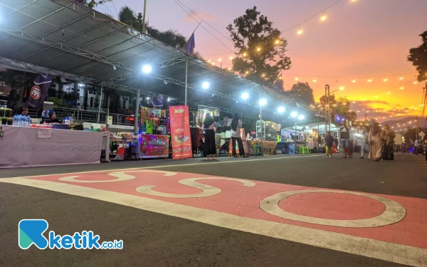 Thumbnail Buka Lapak saat Pengajian Gus Iqdam di Pacitan Ditarik Rp250 Ribu, Pedagang Sambat