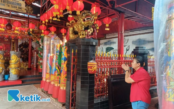 Thumbnail Imlek 2576, Suasana Khusyuk Menyelimuti Kelenteng Hong San Ko Tee Surabaya