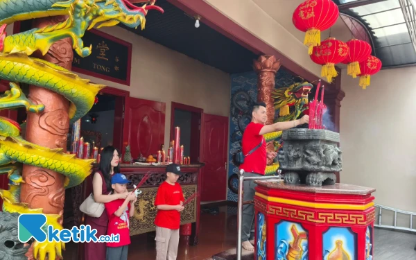 Thumbnail Tidak Ada Barongsai, Imlek di Kwan Im Tong Kota Batu Lebih Fokus Ibadah