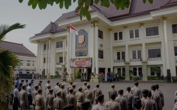 Thumbnail Pemkab Tuban Dicibir Imbas Anggarkan Kalender Rp 300 Juta, Warga: Mending Perbaiki Jalan Rusak