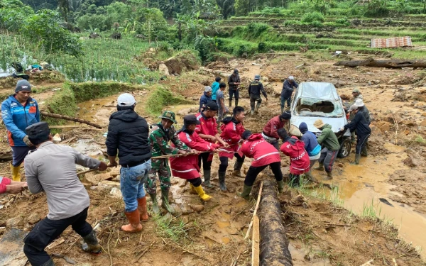 Pasca Bencana Longsor di Petungkriyono Pekalongan, Personil Gabungan TNI-Polri Evakuasi Mobil Warga