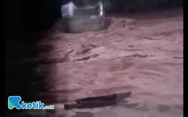 Jembatan Terseret Banjir, 200 Warga Krejengan Probolinggo Terisolir