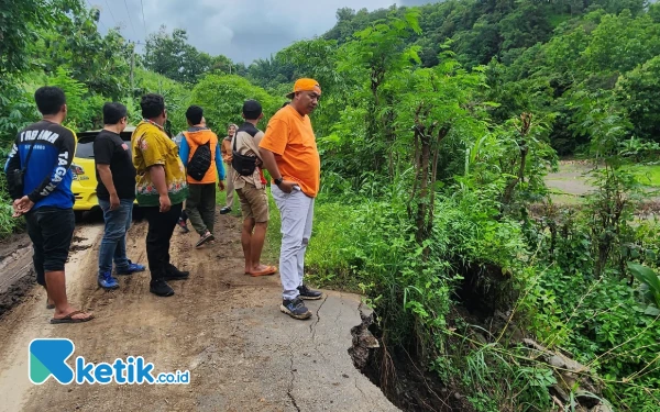 Thumbnail Berita - Demi Kemanusiaan, Bupati Situbondo Terpilih Bantu Korban Banjir di Kecamatan Kendit