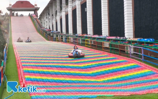 Thumbnail Serunya Meluncur di Rainbow Slide Flora Wisata Santerra de Laponte Malang, Sensasi Warna-warni