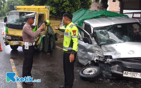Thumbnail Hindari Pemotor, Truk Seruduk Grandmax di Pacitan: Empat Orang Selamat