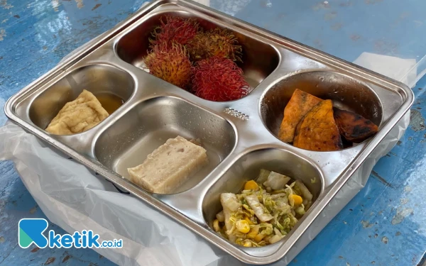 Thumbnail Ubi dan Menu Tanpa Susu Warnai Minggu Keempat MBG di SMAN 10 Surabaya