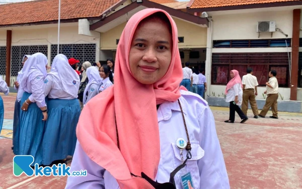 Thumbnail Hamil, Guru SMAN 10 Surabaya Berdoa Rezeki Anaknya Mirip Wapres Gibran