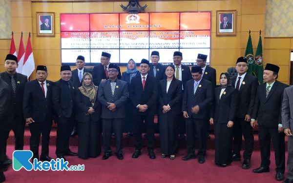 Thumbnail DPRD Kota Blitar Umumkan Akhir Masa Jabatan Santoso-Tjutjuk, Syauqul-Elim Siap Dilantik