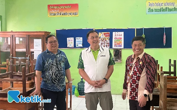 Thumbnail Ruang Kelas Kembali Digunakan, Pj Wali Kota Malang Tengok Hasil Perbaikan SDN Ketawanggede