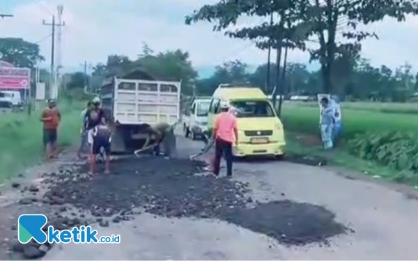 PT AMK Karya Mandiri Tambal Jalan Berlubang Kabupaten Pemalang