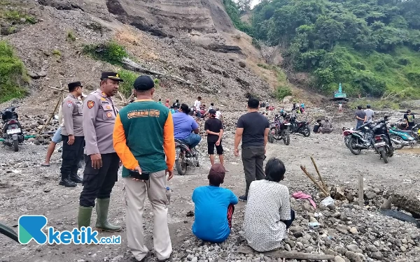 Dua Pencari Pasir Tertimbun Longsor di Sungai Kaliputih Kabupaten Blitar