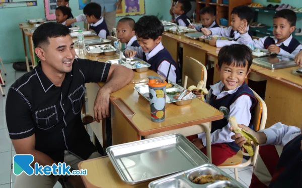 Thumbnail Ketua DPRD Jabar dan Ali Syakieb Resmikan Dapur Makan Bergizi Bojongsoang