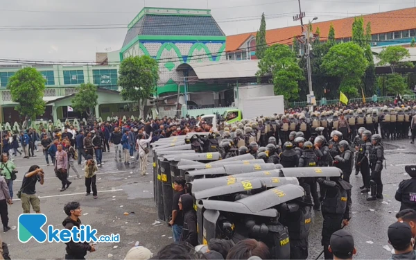 Thumbnail Aksi Aliansi Mahasiswa di DPRD Jatim Berakhir Ricuh, 5 Orang Diamankan