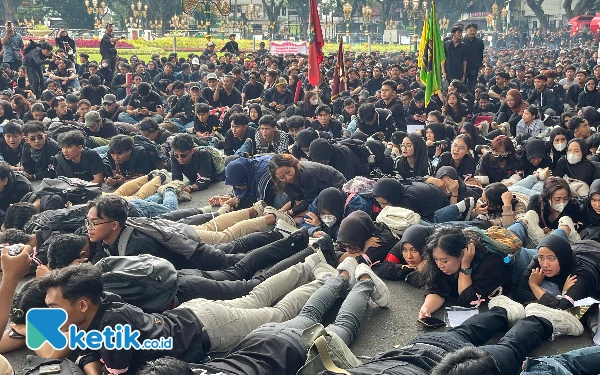 Thumbnail Ribuan Mahasiswa di Malang Tiarap, Desak Pemerintah Cabut Inpres Efisiensi Anggaran