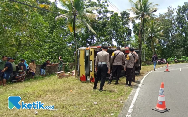 Thumbnail Truk Muat Sembako Terguling di Jalan Menurun Tajam Pacitan, Merugi Rp15 Juta