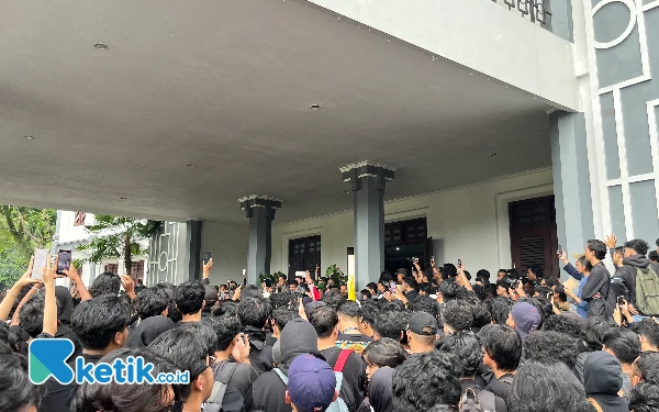 Thumbnail Massa Aksi Berhasil Duduki Gedung DPRD Kota Malang, Minta Pemerintah Batalkan MBG!