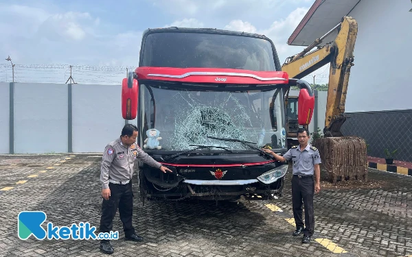 Thumbnail Bus Ugal-ugalan Terobos Lampu Merah di Blitar, Tabrak Pemotor Pasutri hingga Tewas