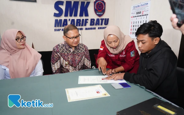 Thumbnail Berita - Pj Wali Kota Batu Bantu Warga Kesulitan Ambil Ijazah hingga Berikan Motivasi Siswa SMAK Yos Sudarso