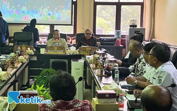 Thumbnail Komisi A DPRD Surabaya Dengarkan Keluhan Warga Kedurus Soal Kompensasi Lahan 5.000 Meter Persegi