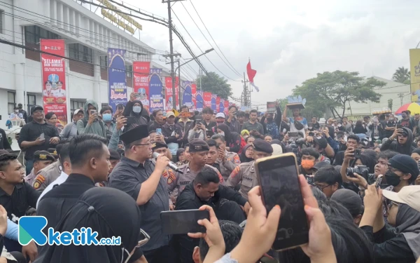 Thumbnail Demo Indonesia Gelap di DPRD Jatim, Sempat Ricuh Saat Ditemui 2 Politisi PDIP