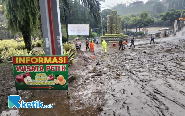 Thumbnail Diterjang Banjir, Akses Masuk Wisata Selecta Kota Batu Tertutup Lumpur