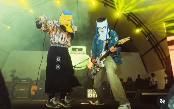 Thumbnail Berita - Ini Lirik Lagu ‘Bayar Bayar Bayar’ Sukatani yang Serang Polisi, Berujung Maaf dan Penarikan