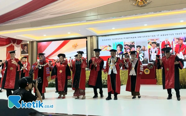 Meriah! Puluhan Profesor Karaoke Bersama di Wisuda Ke-130 Untag Surabaya