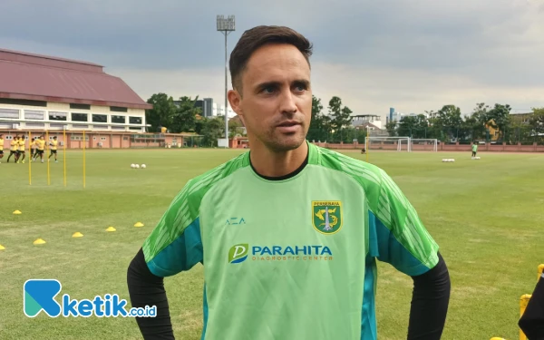 Thumbnail Laga Kontra Persib Jadi Penentu Nasibnya di Persebaya, Paul Munster Pilih Fokus
