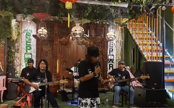 Thumbnail Hujan Tak Surutkan Pecinta Koes Plus Bernostalgia di Babat Lamongan