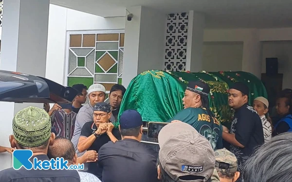Thumbnail Puluhan Bonek dan Delta Mania Antarkan Jenazah Bejo Sugiantoro ke TPU Geluran