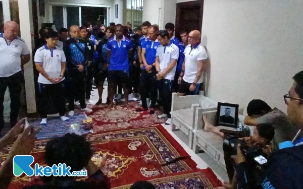 Keluarga Besar Persib Bandung Takziah ke Rumah Bejo Sugiantoro, Tangis Rachmad Irianto Tak Terbendung