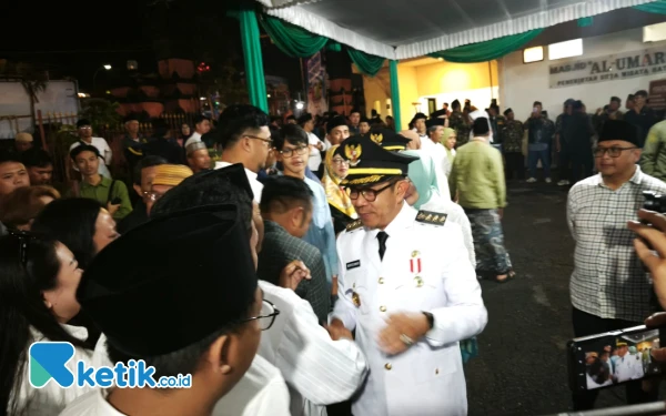 Thumbnail Masyarakat Sambut Antusias Kedatangan Cak Nur dan Mas Heli dari Retreat Magelang